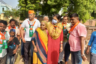 Union Minister Smriti Irani visit Uttara Pradesh  Smriti Irani helps elderly woman  Union Minister Smriti Irani news  ವೃದ್ಧೆಗೆ ಸಹಾಯ ಮಾಡಿದ ಕೇಂದ್ರ ಸಚಿವೆ ಸ್ಮೃತಿ ಇರಾನಿ  ಉತ್ತರಪ್ರದೇಶಕ್ಕೆ ಭೇಟಿ ನೀಡಿದ ಕೇಂದ್ರ ಸಚಿವೆ ಸ್ಮೃತಿ ಇರಾನಿ  ಕೇಂದ್ರ ಸಚಿವೆ ಸ್ಮೃತಿ ಇರಾನಿ ಸಚಿವೆ