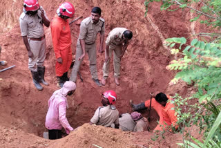 worker died due to landslide at mananthavady wayanad  worker died due to landslide on work site  death reported after landslide in wayanad  death from manathavady wayanad  മാനന്തവാടിയിൽ സംരക്ഷണ ഭിത്തിയുടെ നിർമ്മാണത്തിനിടെ മണ്ണിടിഞ്ഞു വീണ് തൊഴിലാളി മരിച്ചു  മാനന്തവാടിയിൽ മണ്ണിടിഞ്ഞു വീണ് കല്ലിയോട് സ്വദേശി മരിച്ചു  കല്ലിയോട് സ്വദേശി മണി മണ്ണിടിഞ്ഞ് വീണ് മരിച്ചു