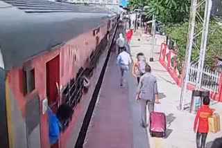 Woman fell from moving train in betul