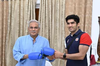 boxer-vijender-met-cm-bhupesh-in-raipur