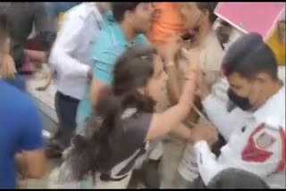 girl manhandled Police in Delhi