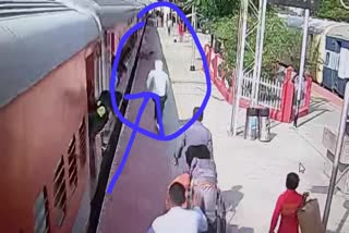 ચાલું ટ્રેને ચડવા જતી મહિલા પટકાઈ, દેવદૂત બનીને આવ્યા RPFના આ જવાન જુઓ વીડિયો