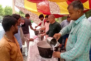 Great initiative of Dwarka RWA people are drinking sherbet in scorching heat