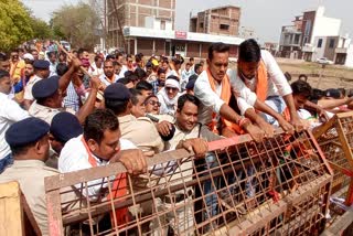 BJYM protest against increasing road accidents in Dhamtari