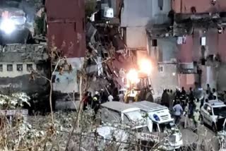 building collapsed in Bandra area in mumbai