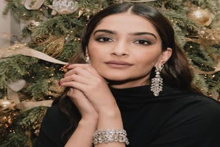 Sonam kapoor flaunts her baby bump