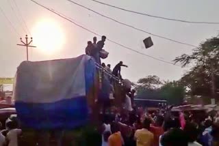 loot of biscuits kurkure from truck in gaya