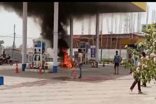 Bike Caught Fire While Filling Petrol in balrampur