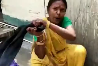 कपड़ा धोते हुए मु्न्नी देवी का वीडियो वायरल