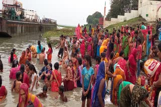 devotees-holy-dip-in-ganga-river-of-sahibganj-on-ganga-dussehra