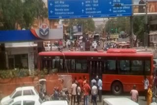 Low floor bus brake fails in Jaipur,  accident averted due to driver understanding