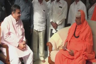 Union Minister Nitin Gadkari who received the blessings of Sutturu Sri