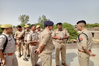 दविश देने गई पुलिस टीम पर कुख्यात अपराधी ने की फायरिं