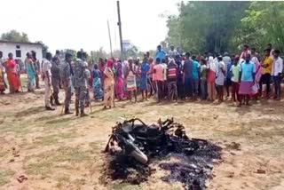 Jharkhand crime news  rape accused thrashed at Jharkhand  rape accused set fire in Jharkhand  ബലാത്സംഗക്കേസ് പ്രതികളെ പിടികൂടി തീയിട്ട് നാട്ടുകാര്‍  ജാർഖണ്ഡ് ക്രൈം വാര്‍ത്ത  പ്രായപൂര്‍ത്തിയാവാത്തെ പെണ്‍കുട്ടിയെ ബലാത്സംഗം ചെയ്‌തു  ഗുംല ജില്ല  Gumla district