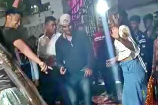 delhi update news in hindi  delhi crime news in hindi  delhi policemen danced in criminal party  delhi policemen danced video viral  ಕುಖ್ಯಾತ ಕ್ರಿಮಿನಲ್ ಹೆಣ್ಮಕ್ಕಳ ಜೊತೆ ದೆಹಲಿ ಪೊಲೀಸರ ಸಖತ್​ ಡ್ಯಾನ್ಸ್  ನವದೆಹಲಿಯಲ್ಲಿ ಪೊಲೀಸರ ಡ್ಯಾನ್ಸ್​ ವಿಡಿಯೋ ವೈರಲ್​ ನವದೆಹಲಿ ಅಪರಾಧ ಸುದ್ದಿ