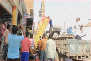 Shopkeepers seize illegal goods and hoarding boards in front of shops