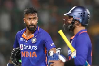 Hardik Pandya surprisingly refuses a single to Dinesh Karthik  IND VS SA  ഹാർദിക്കിനെതിരെ വിമർശനവുമായി ആരാധകർ  ഇന്ത്യ vs ദക്ഷിണാഫ്രിക്ക  IND vs SA 1st T20I  കാർത്തിക്കിന് സ്‌ട്രൈക്ക് നൽകാത്ത പാണ്ഡ്യക്കെതിരെ ആരാധകർ