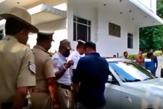 bjp-mlas-daughter-argues-with-traffic-cops-in-bengaluru