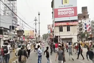 stone pelting on police in main road of ranchi