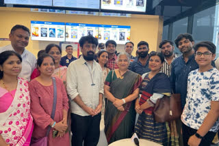 Sudha Murthy watched movie in Bengaluru, Sudha Murthy watched Selfie mummy Google Daddy movie, Infosys chief Sudha Murthy news, ಬೆಂಗಳೂರಿನಲ್ಲಿ ಸಿನಿಮಾ ವೀಕ್ಷಿಸಿದ ಸುಧಾ ಮೂರ್ತಿ, ಸೆಲ್ಫಿ ಮಮ್ಮಿ ಗೂಗಲ್ ಡ್ಯಾಡಿ ಸಿನಿಮಾ ವೀಕ್ಷಿಸಿದ ಸುಧಾ ಮೂರ್ತಿ, ಇನ್ಫೋಸಿಸ್ ಮುಖ್ಯಸ್ಥೆ ಸುಧಾ ಮೂರ್ತಿ ಸುದ್ದಿ,