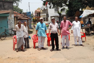 Elders protested sitting middle of the road in Asansol