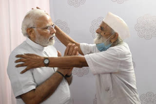 PM Modi met his school teacher in Navsari