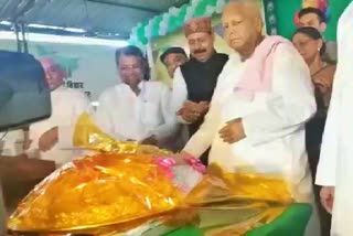 Lalu prasad yadav cut 75 kg giant laddu