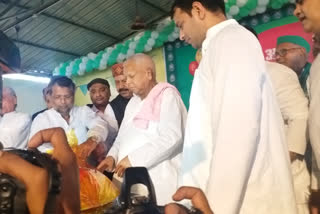 lalu-prasad-yadav-cut-75-kg-giant-laddu-at-rjd-office-patna