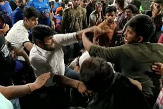 clash between fans during the first Twenty 20 between India vs South Africa  ഇന്ത്യ ദക്ഷിണാഫ്രിക്ക മത്സരത്തിനിടെ ആരാധകരുടെ തമ്മിലടി  india vs south Africa  വേദിയിൽ ആരാധകരുടെ തമ്മിലടി  fans clash in stadium