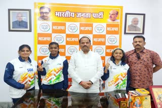 BJP leader Raghubar Das congratulated players won silver medals in Yoga in Khelo India Youth Games