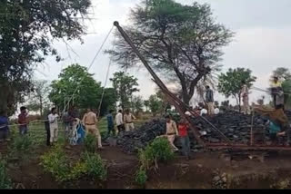 labours fell while Digging Well in Indore