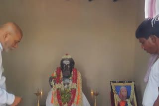 Karnataka Sons build statue of father offer prayers after death