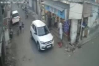 CCTV :कार के नीचे आई डेढ़ साल की बच्ची, मौत