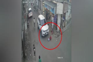 Ludhiana police  child car accident in punjab ludhiana  child car accident in punjab  child car accident in ludhiana  ലുധിയാനയിൽ കാറിനടിയിൽപ്പെട്ട് ഒന്നരവയസുകാരി മരിച്ചു  കാറിനടിയിൽപ്പെട്ട് ഒന്നരവയസുകാരിക്ക് ദാരുണാന്ത്യം  പഞ്ചാബിലെ ലുധിയാനയിൽ കാറിനടിയിൽപ്പെട്ട് കുഞ്ഞ് മരിച്ചു  ലുധിയാനയിൽ കാറ് കയറി കുഞ്ഞ് മരിച്ചു  കാറിനടിയിൽപ്പെട്ട് കുഞ്ഞ് മരിച്ച സംഭവം സിസിടിവി ദൃശ്യങ്ങൾ  കാർ ഡ്രൈവറിന്‍റെ അനാസ്ഥ കുഞ്ഞിന്‍റെ ദേഹത്ത് കാർ കയറി ഇറങ്ങി