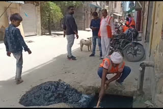 नालों की सफाई करते एमसीडी कर्मचारी