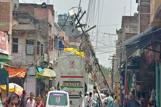 Electric pole fell on bus in Giridih