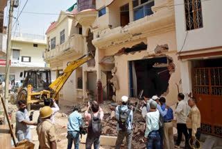 Authorities demolish 'illegally constructed' house of Prayagraj violence accused  authorities demolished jawed ahammeds house in prayagraj  jawed ahammed  പ്രവാചക നിന്ദക്കെതിരെ പ്രതിഷേധം നയിച്ച ജാവേദ് അഹമ്മദിന്‍റെ വീട് പൊളിച്ചു നീക്കി  ജാവേദ് അഹമ്മദിന്‍റെ വീട് പൊളിച്ചു നീക്കി  ജാവേദ് അഹമ്മദ്