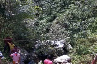 car fell into a gorge at Berinag in uttarakhand