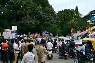 Bengaluru traffic jam, Bengaluru traffic jam over congress protest, Congress protest in Bengaluru, Bengaluru news, ಬೆಂಗಳೂರು ಟ್ರಾಫಿಕ್ ಜಾಮ್, ಕಾಂಗ್ರೆಸ್ ಪ್ರತಿಭಟನೆಯಿಂದ ಬೆಂಗಳೂರು ಟ್ರಾಫಿಕ್ ಜಾಮ್, ಬೆಂಗಳೂರಿನಲ್ಲಿ ಕಾಂಗ್ರೆಸ್ ಪ್ರತಿಭಟನೆ, ಬೆಂಗಳೂರು ಸುದ್ದಿ,