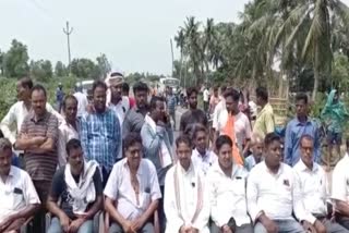 road block by congress in kendrapada