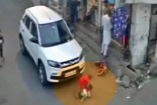 Tiny tot knocked down by a car in Punjab, Tiny tot knocked down by a car due to driver negligence, Punjab crime news, ಪಂಜಾಬ್‌ನಲ್ಲಿ ಕಾರಿನಡಿ ಸಿಲುಕಿಕೊಂಡ ಪುಟ್ಟ ಮಗು, ಲೂಧಿಯಾನದಲ್ಲಿ ಚಾಲಕನ ನಿರ್ಲಕ್ಷ್ಯ ಬಲಿಯಾಯ್ತು ಮಗು, ಪಂಜಾಬ್ ಅಪರಾಧ ಸುದ್ದಿ,