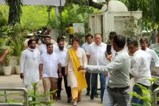 हिरासत में कांग्रेस नेताओं से मिलने पहुंची प्रियंका गांधी थाने