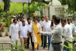 Priyanka Vadra Meets Detained Cong Leaders