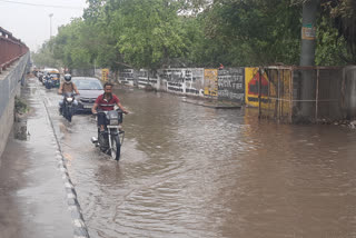 बिन बरसात सड़क पर भरा जबरदस्त पानी