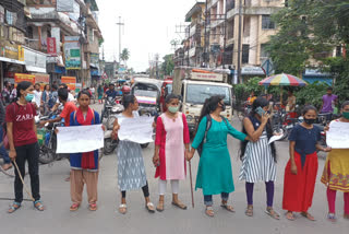 HS failed student blocked road protested in Jalpaiguri
