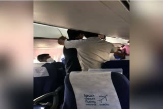 Kerala:Two Youth Congressmen protest against CM inside the flight
