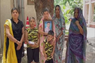 Suicide Case in Rajkot : ન્યાય માટે પત્ની માસૂમ બાળકો સાથે પોલીસ કમિશનર સમક્ષ કરી આજીજી