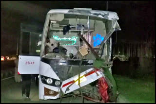 truck and bus collide in yamunanagar