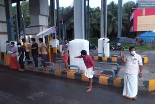 പന്നിയങ്കര ടോള്‍ പ്ലാസ  സ്വകാര്യ ബസുകള്‍ നാളെ മുതല്‍ ടോള്‍ നല്‍കണമെന്ന് കമ്പനി  പന്നിയങ്കരയില്‍ ടോള്‍ നല്‍കില്ലെന്ന് ബസുടമകള്‍  The toll company will collect toll from Wednesday  panniyamkara toll plaza
