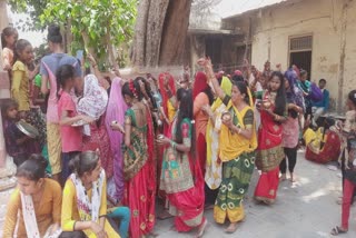Vat Savitri Vrat 2022 : પાટણમાં મહિલાઓએ વટ સાવિત્રી વ્રતની કેવી રીતે પૂજા કરી જૂઓ